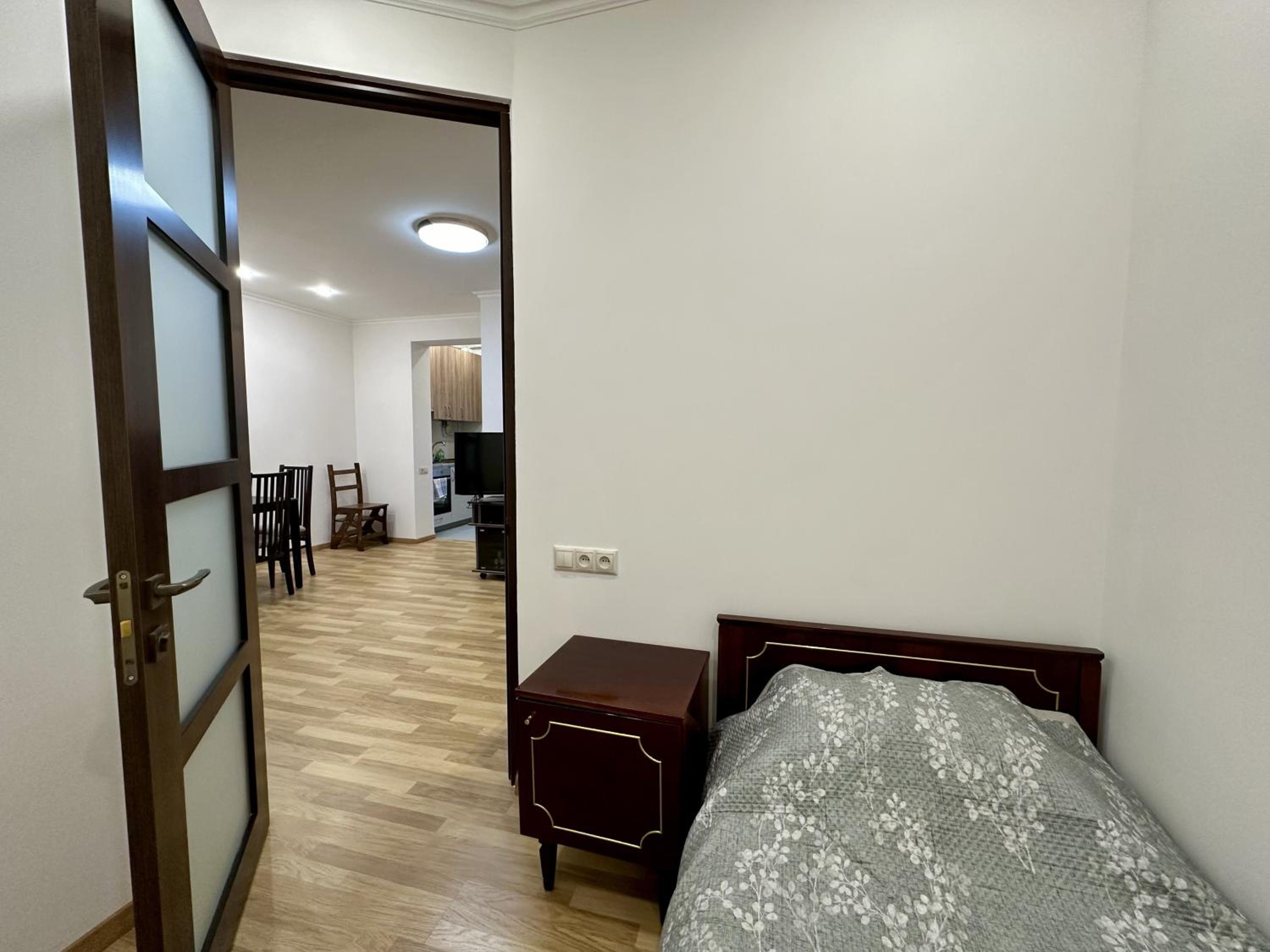 Newly-renovated comfortable apartment next to Metro Station