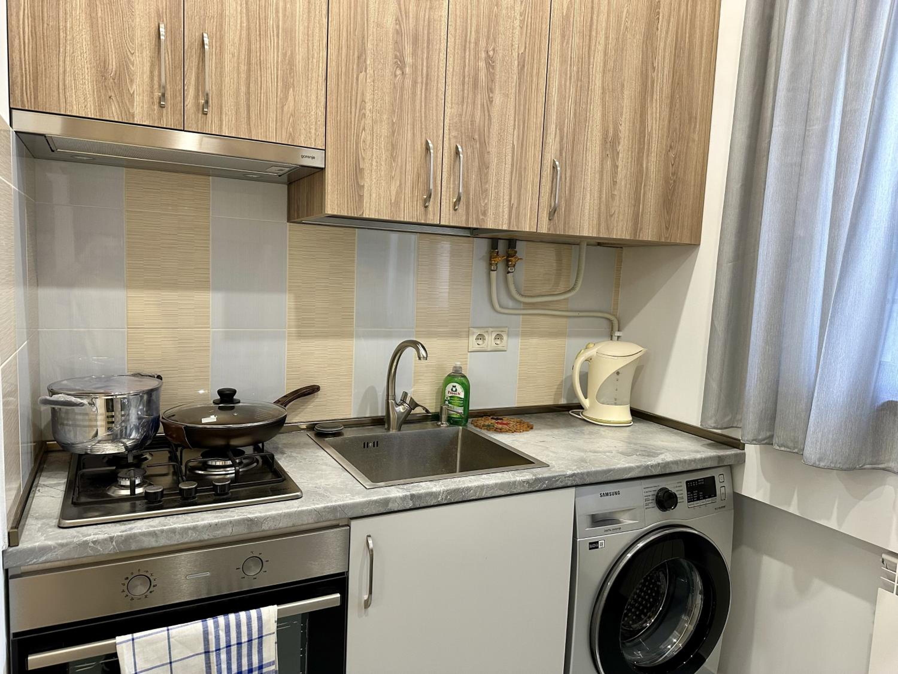 Newly-renovated comfortable apartment next to Metro Station