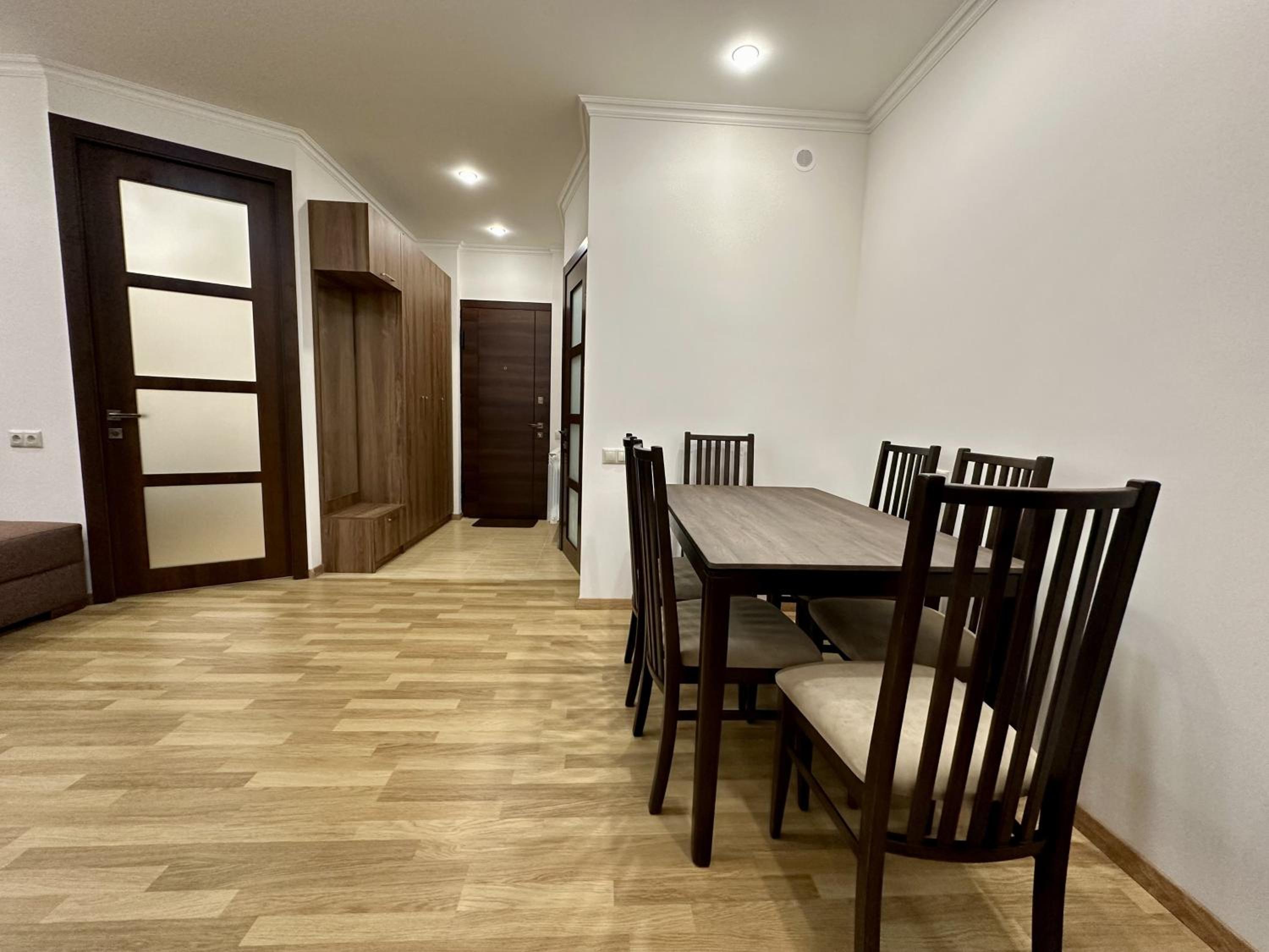 Newly-renovated comfortable apartment next to Metro Station