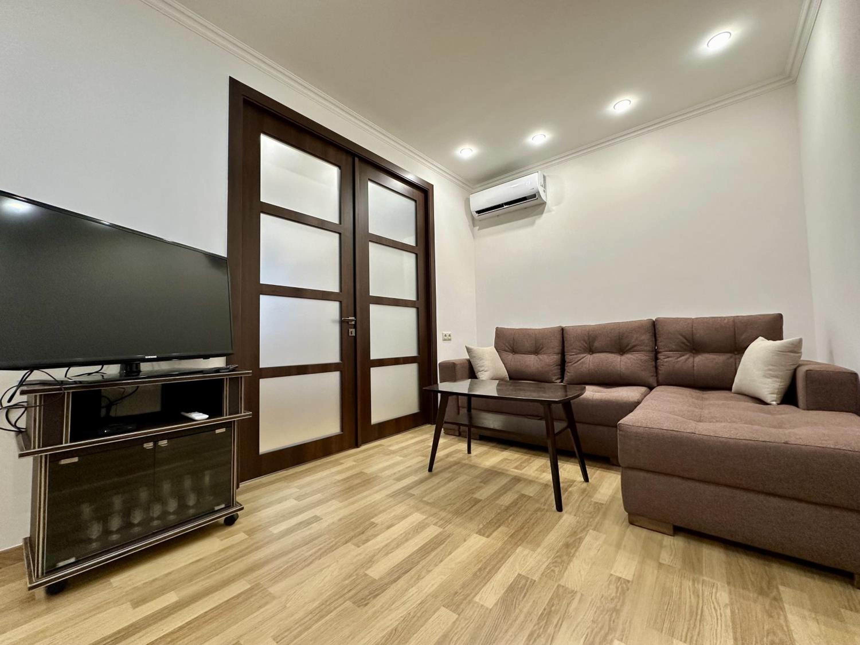 Newly-renovated comfortable apartment next to Metro Station