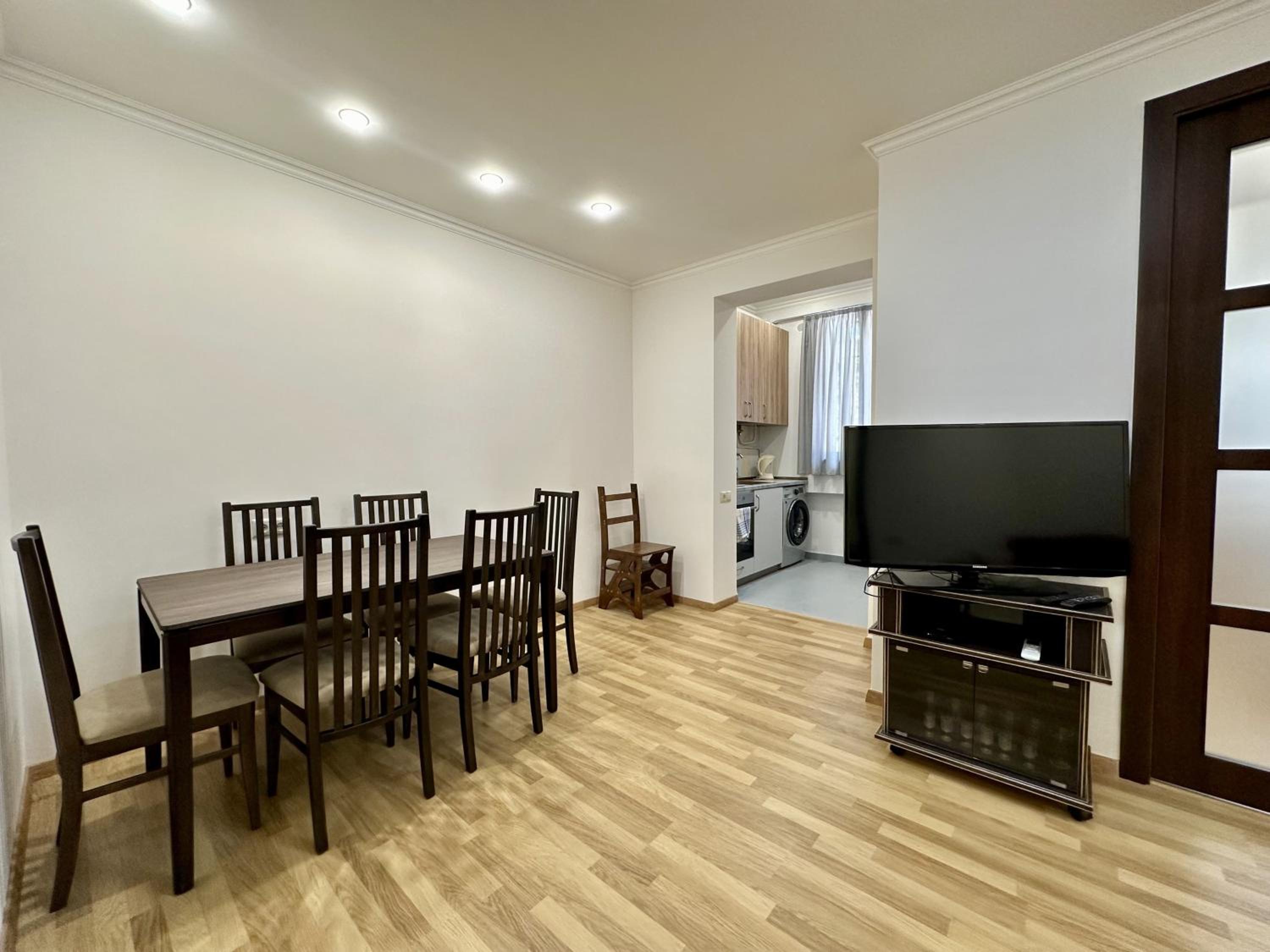 Newly-renovated comfortable apartment next to Metro Station