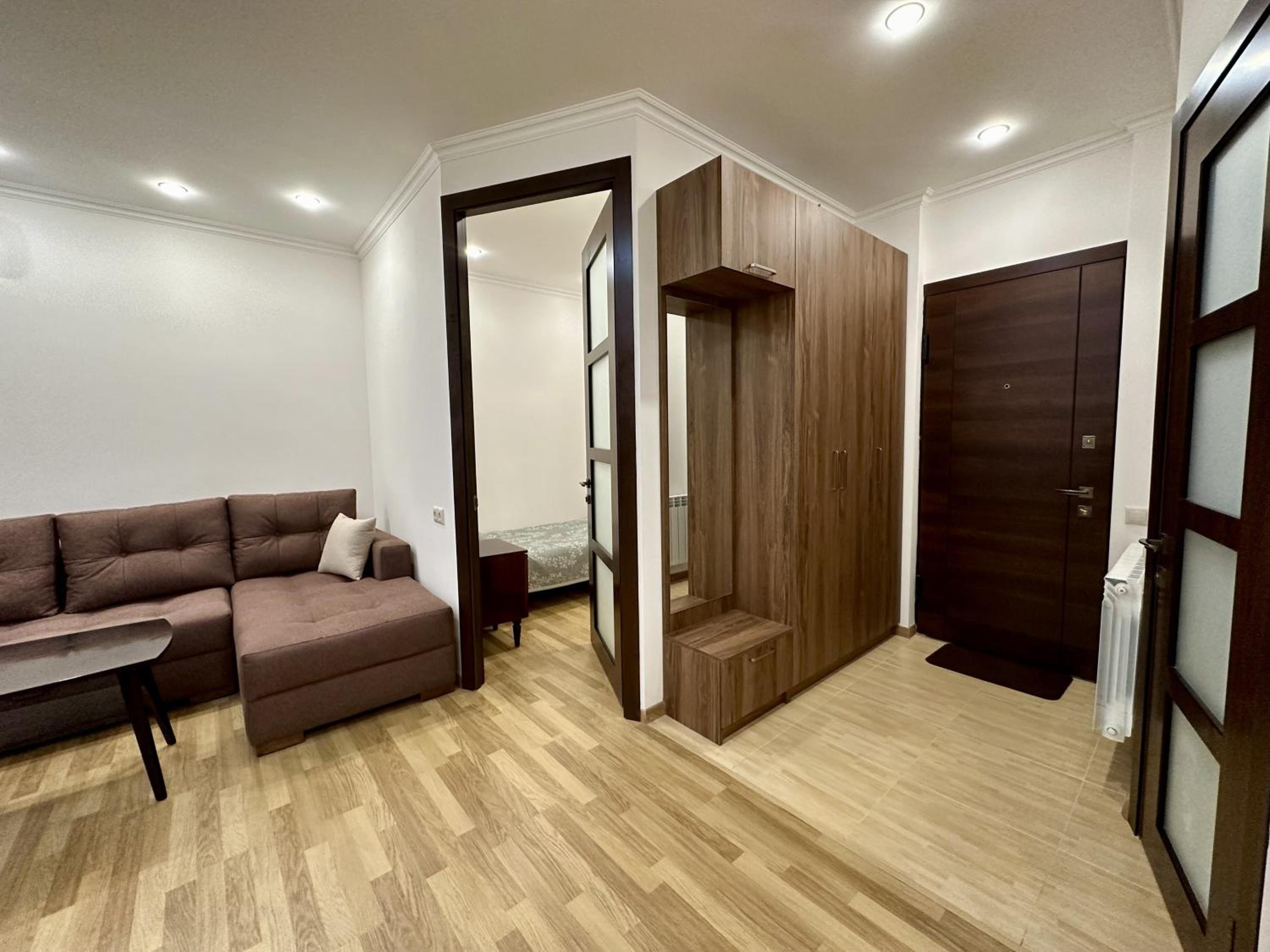Newly-renovated comfortable apartment next to Metro Station