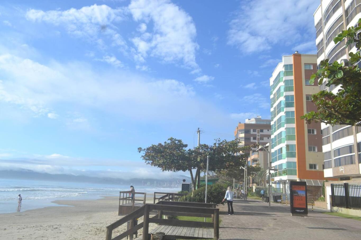 Otimo apto com WiFi a 550m do mar em Itapema SC