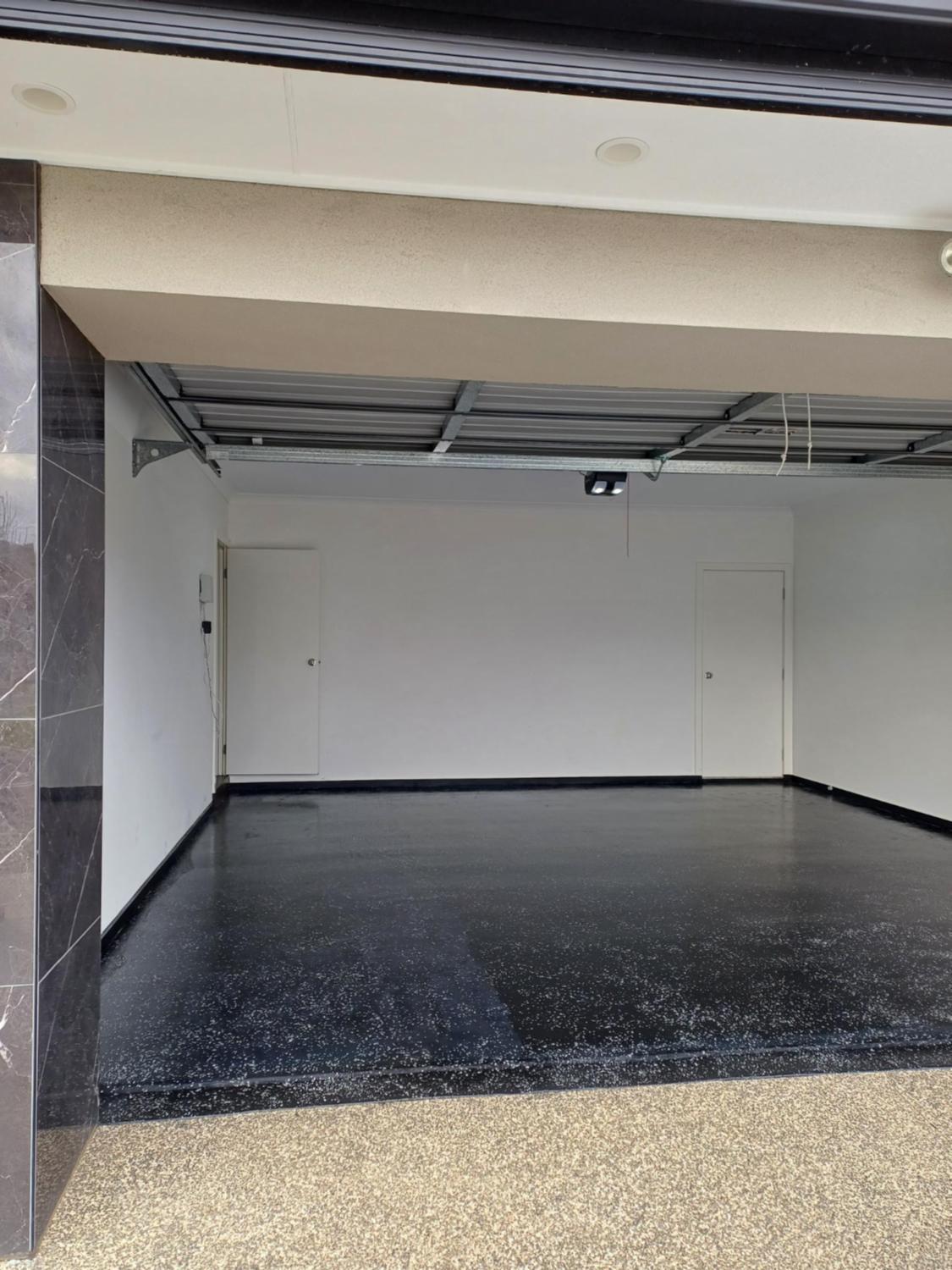 Modern and cosey 4 bedroom house walk to beach