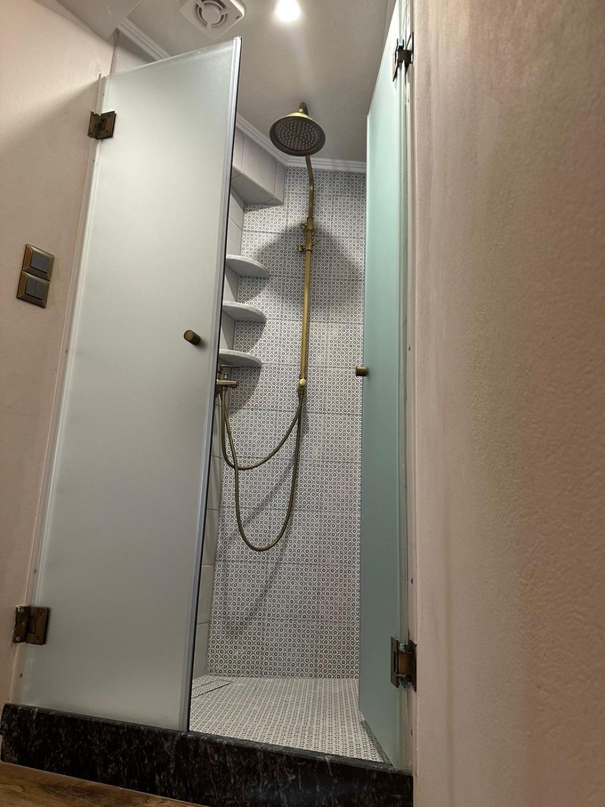 Plomari Geometer House en Plomarion — bathroom
