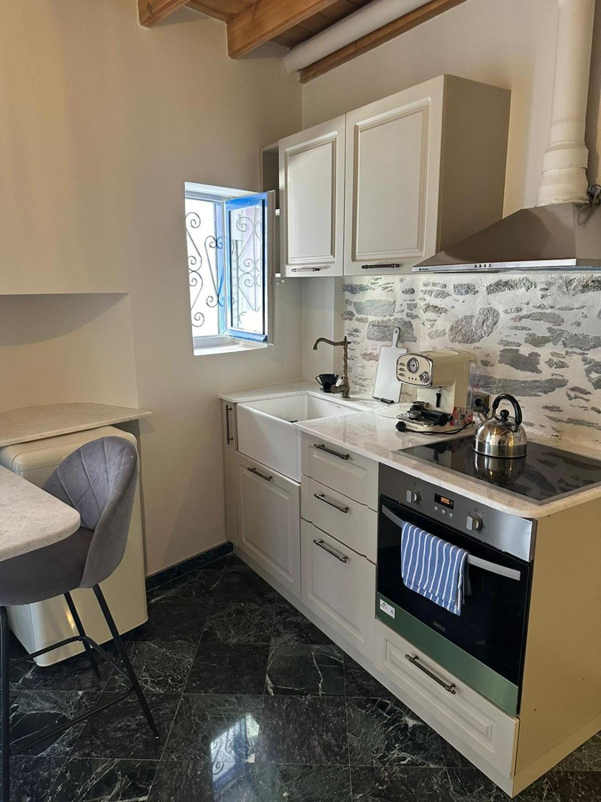 Plomari Geometer House en Plomarion — kitchen