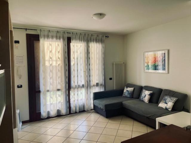 Villa con ampio giardino esterno e piscina condominiale view 5