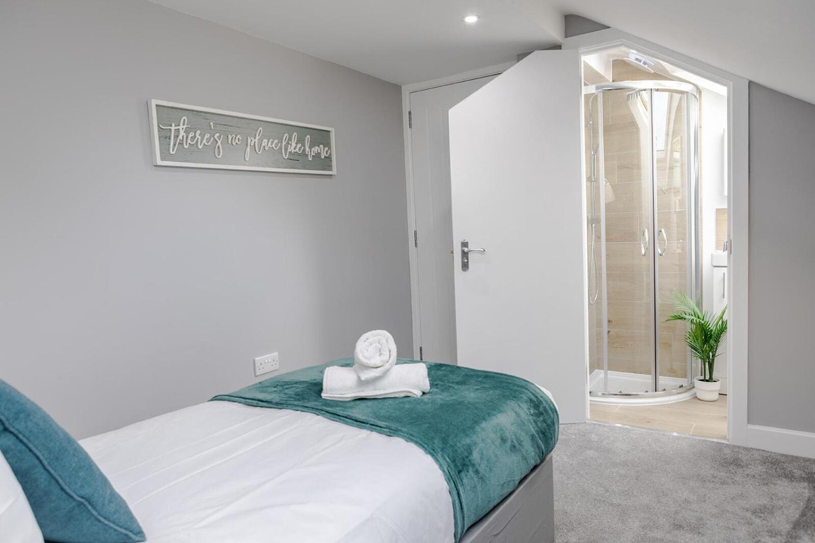 Large Stylish House Close To Birmingham City Centre view 2