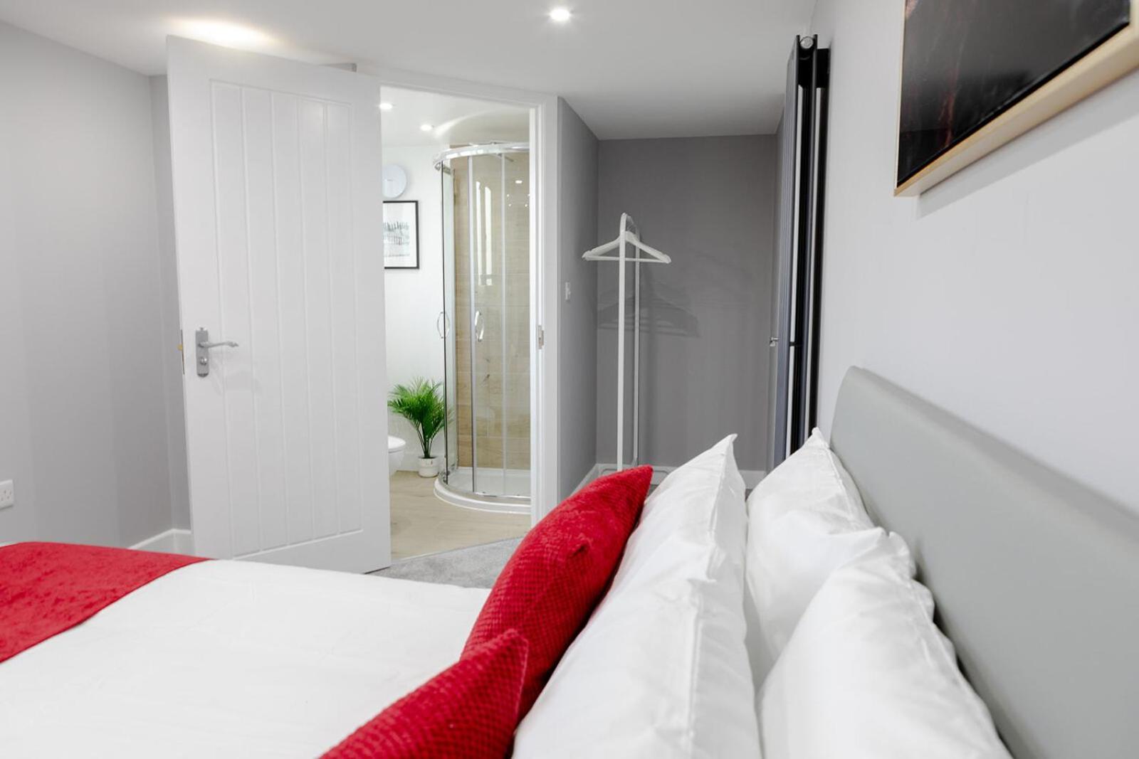 Large Stylish House Close To Birmingham City Centre view 3