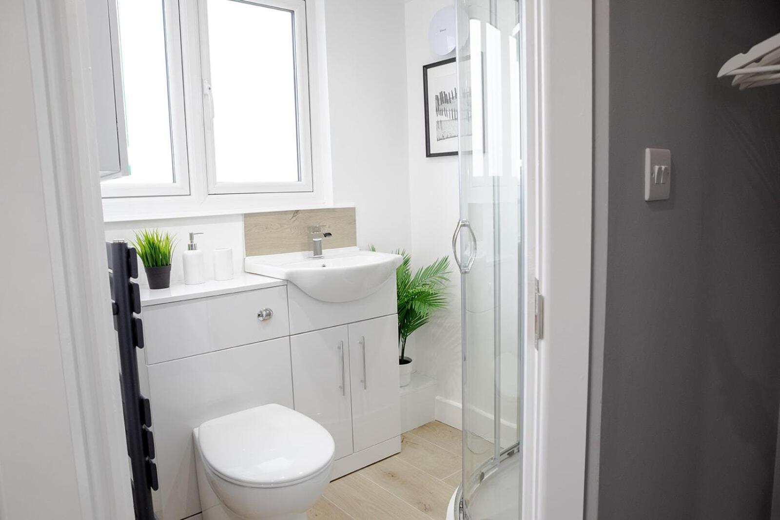 Large Stylish House Close To Birmingham City Centre view 5