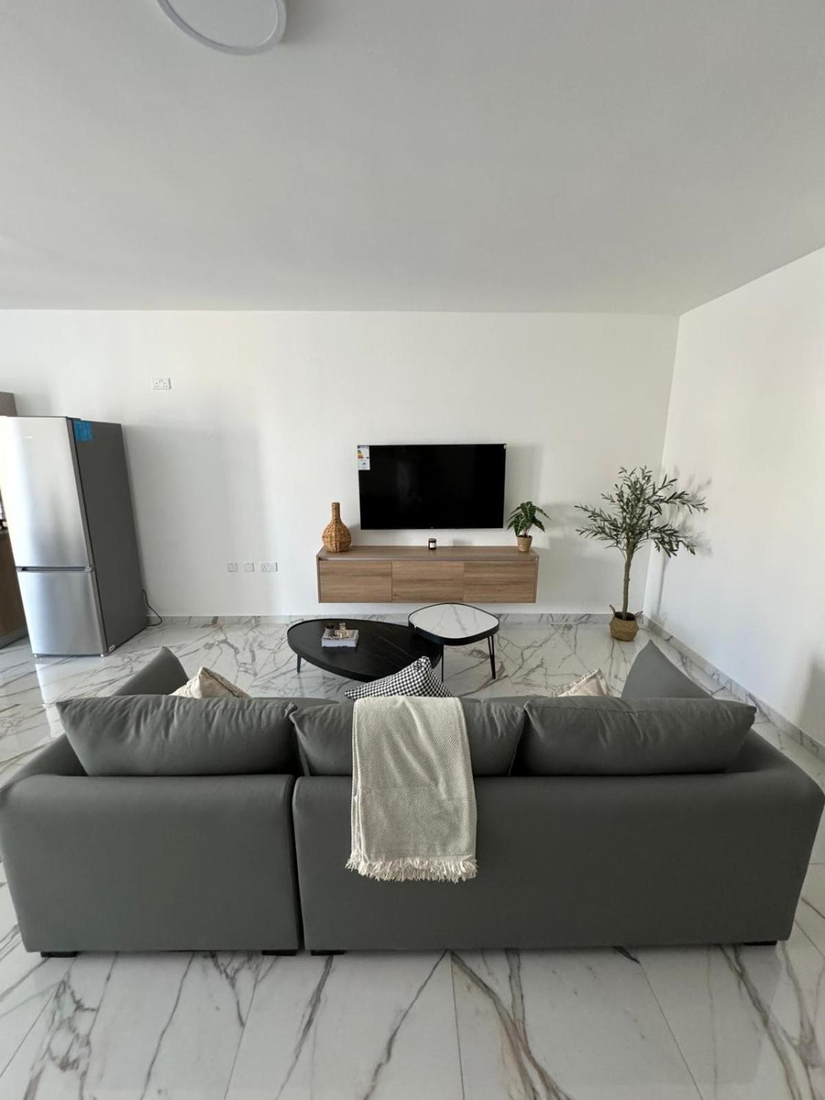 Modern 2-Bedroom Apartment with Terrace - By HostMT photo 2