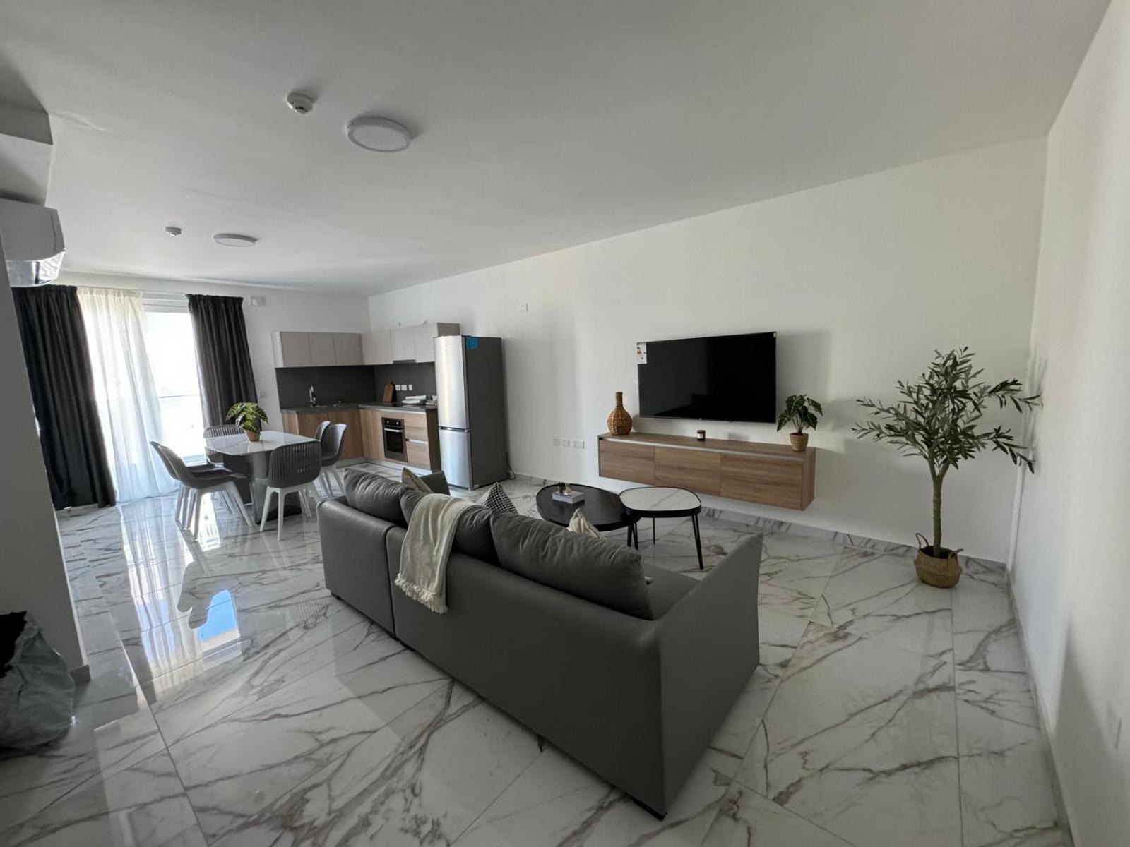 Modern 2-Bedroom Apartment with Terrace - By HostMT photo 4