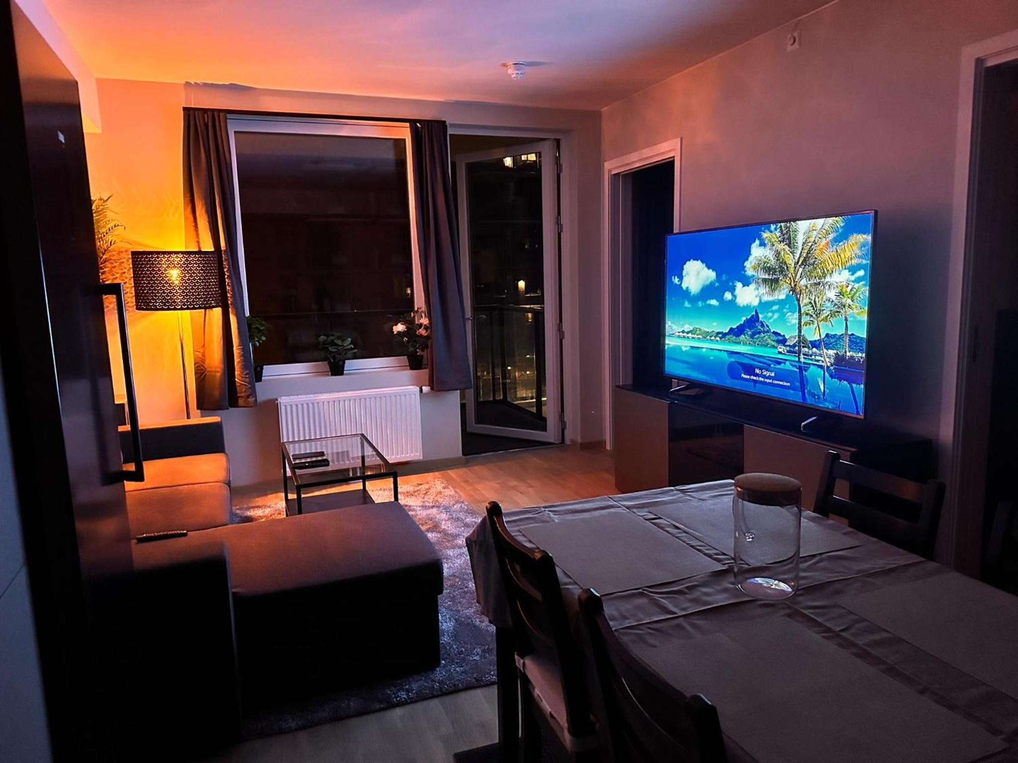 New Modern 2 room Apartment with 2 beds & FREE PARKING view 2