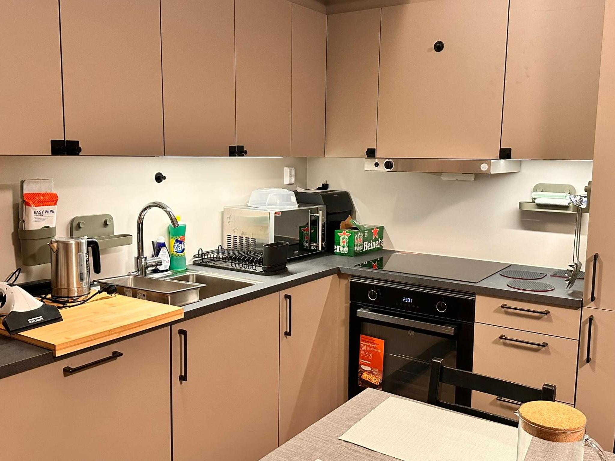 New Modern 2 room Apartment with 2 beds & FREE PARKING view 5