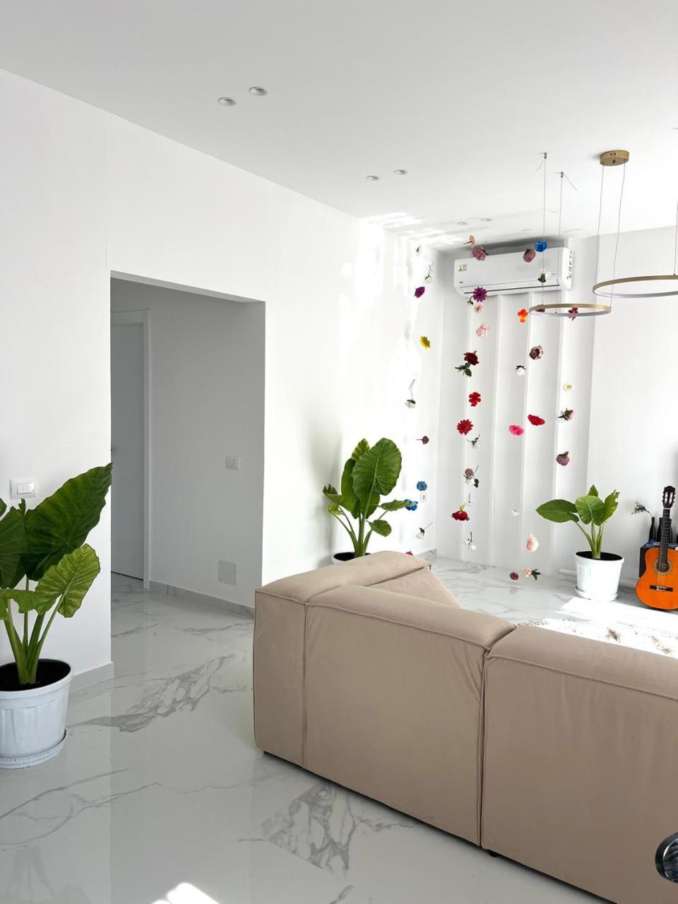 Home DeLuis