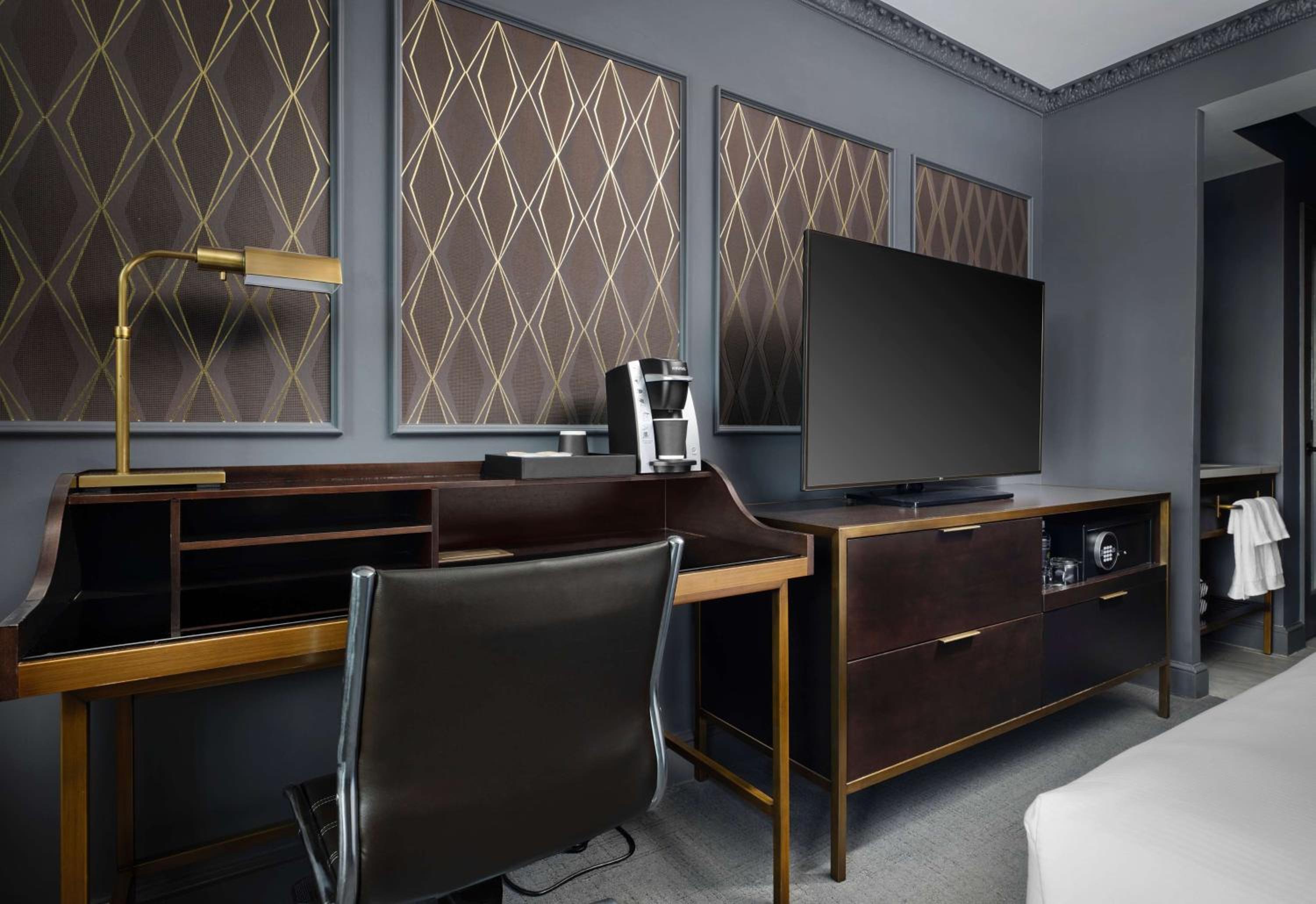 Kansas City Vacations - Hotel Phillips Kansas City, Curio Collection By Hilton - Property Image 6