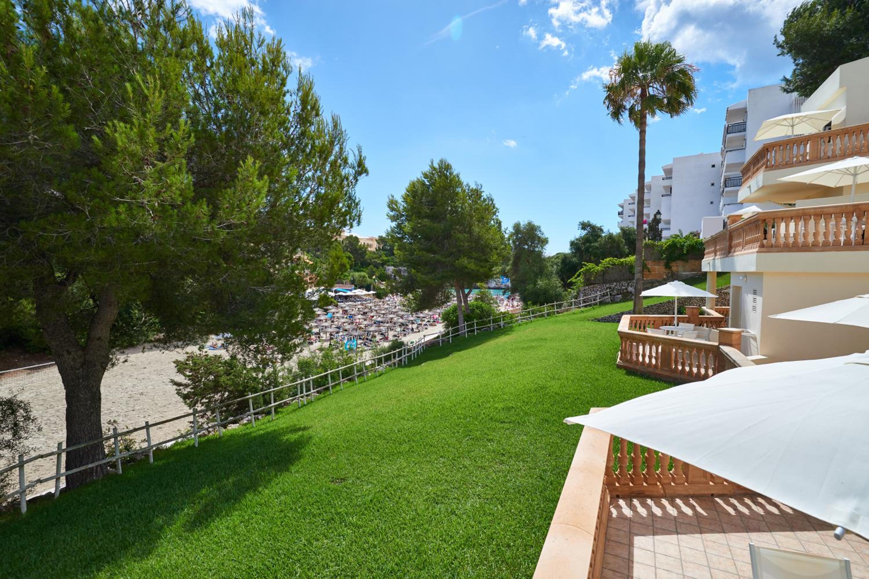Apartamentos Azul Playa en Cala d´Or — balance & terrace