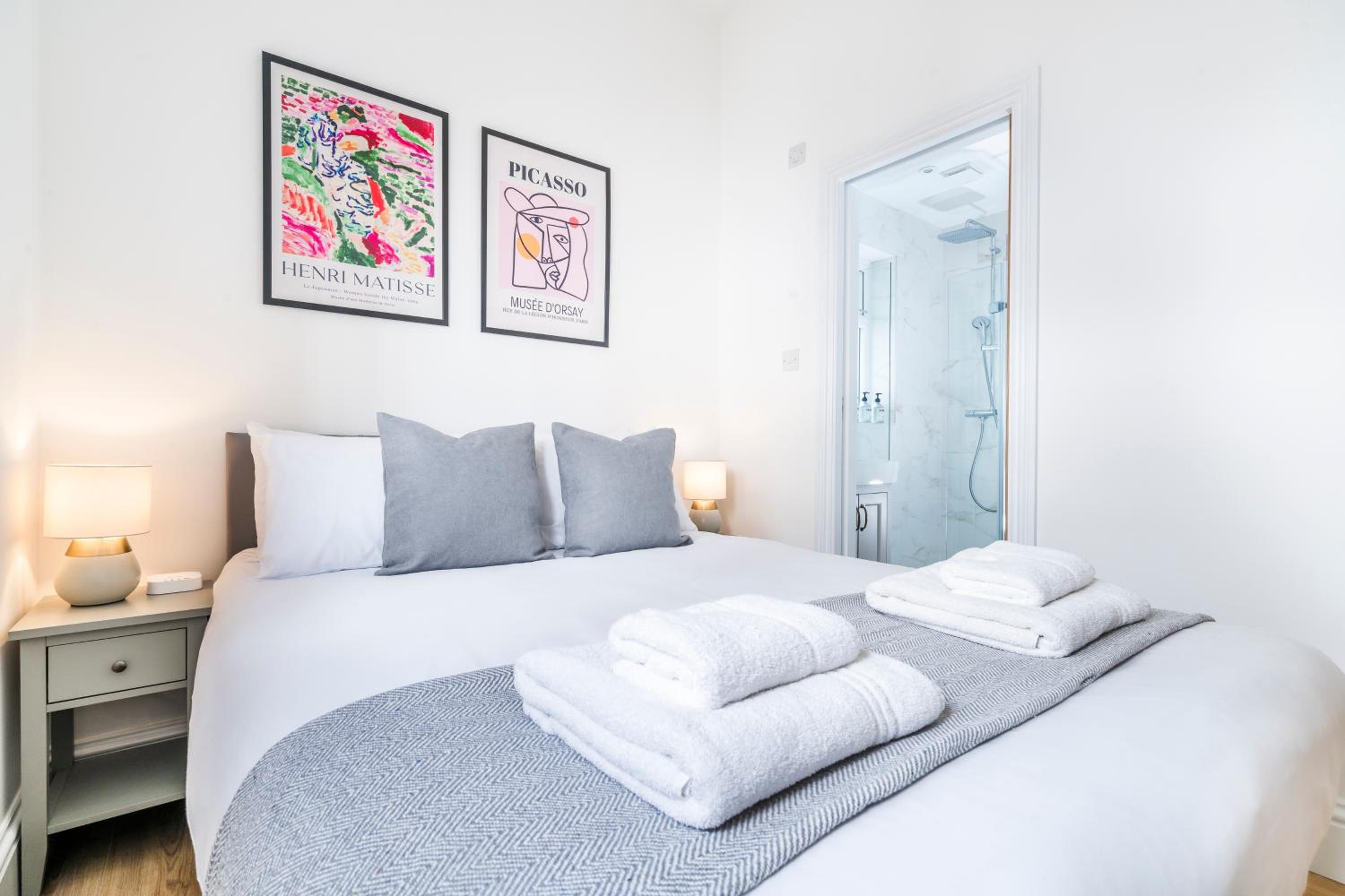 Cozy 2 Bedroom Apartment in Sutton view 3