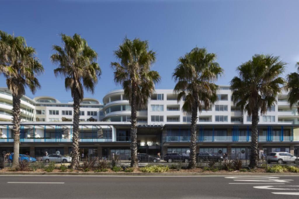 Pacific Chic Luxury Pad - Beachfront Aircon Lift