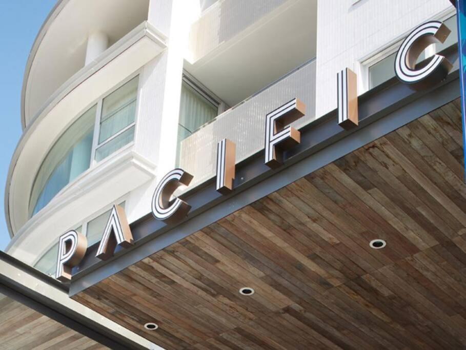 Pacific Chic Luxury Pad - Beachfront Aircon Lift
