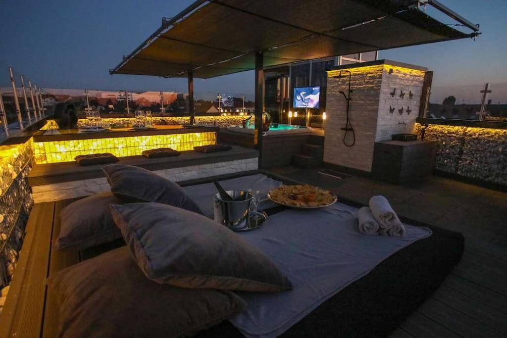 Luxus Penthouse der Superlative über 3 Etagen mit Rooftop Wellness Whirlpool im New York Style