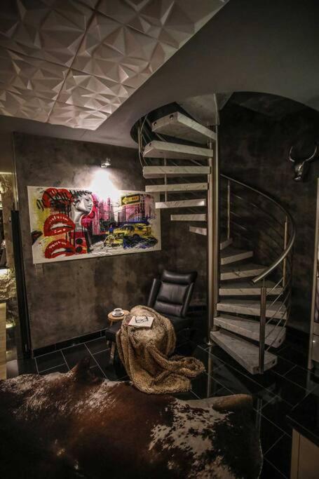 Luxus Penthouse der Superlative über 3 Etagen mit Rooftop Wellness Whirlpool im New York Style