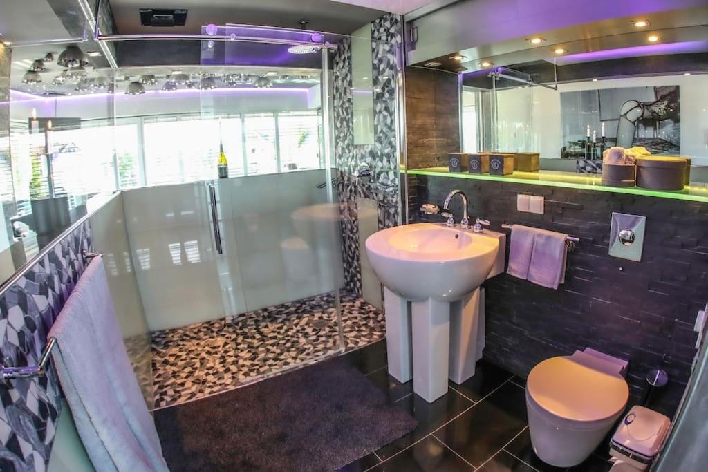 Luxus Penthouse der Superlative über 3 Etagen mit Rooftop Wellness Whirlpool im New York Style