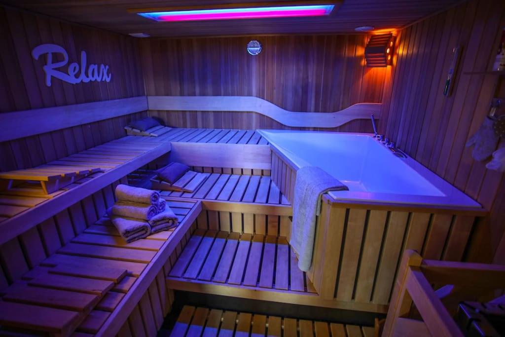 Luxus Penthouse der Superlative über 3 Etagen mit Rooftop Wellness Whirlpool im New York Style