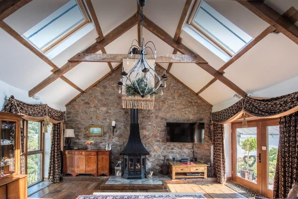 Spacious converted barn with hot tub - Sleeps 8 view 4