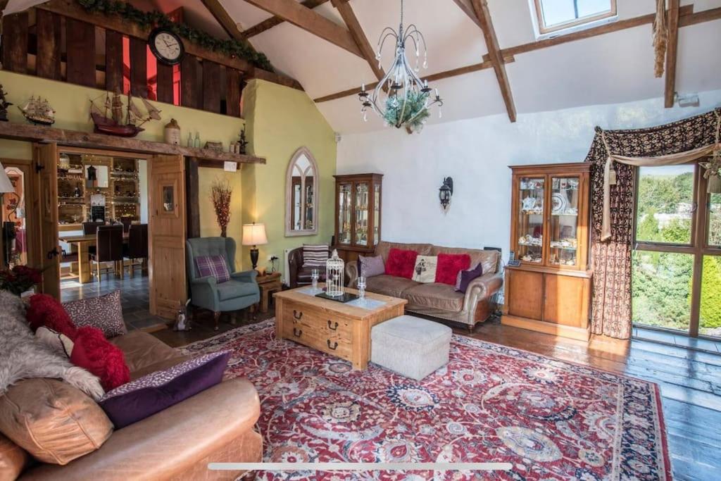 Spacious converted barn with hot tub - Sleeps 8 view 2