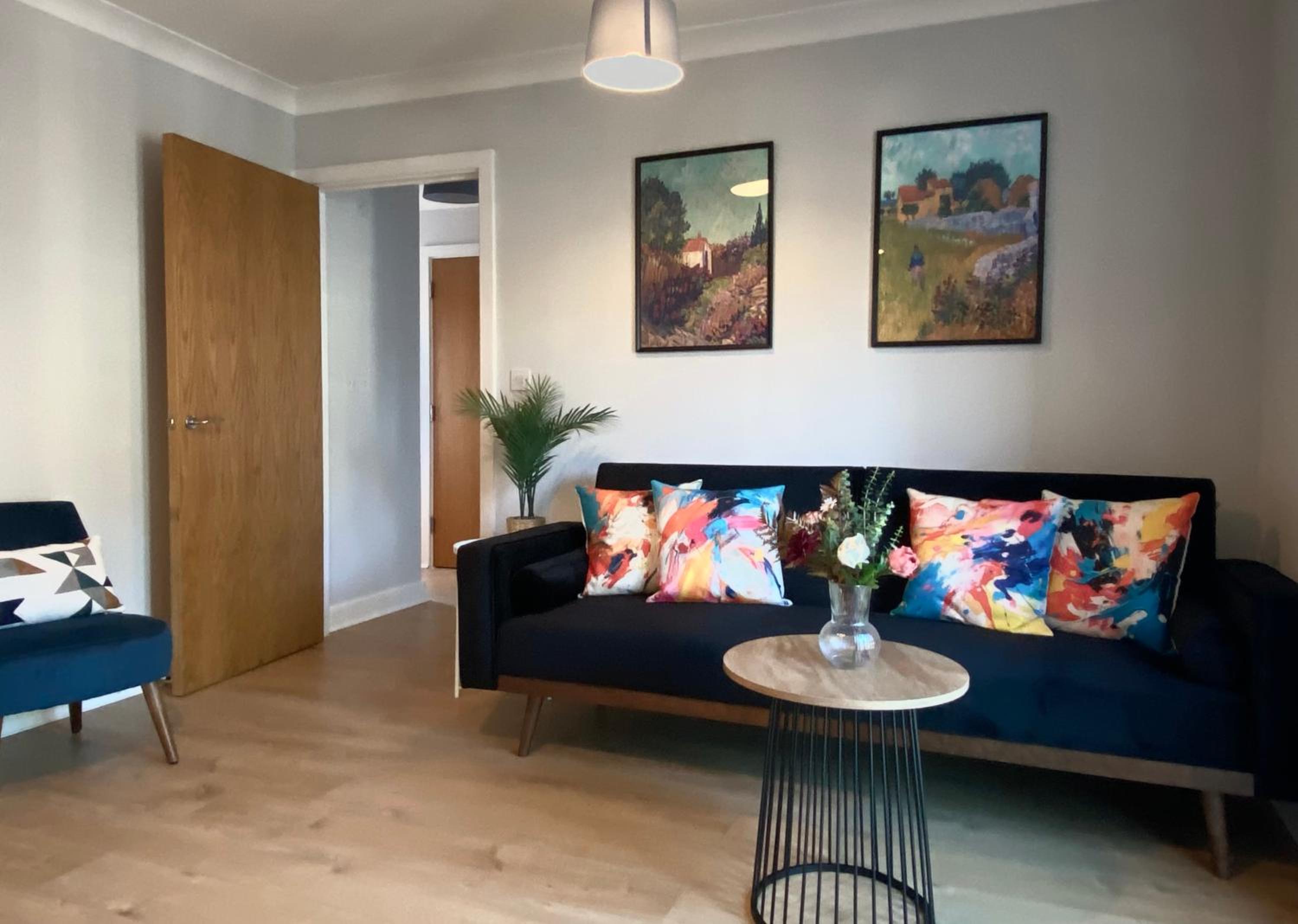 2 Bedroom Flat near Redhill train station, easy access to Gatwick & London view 2