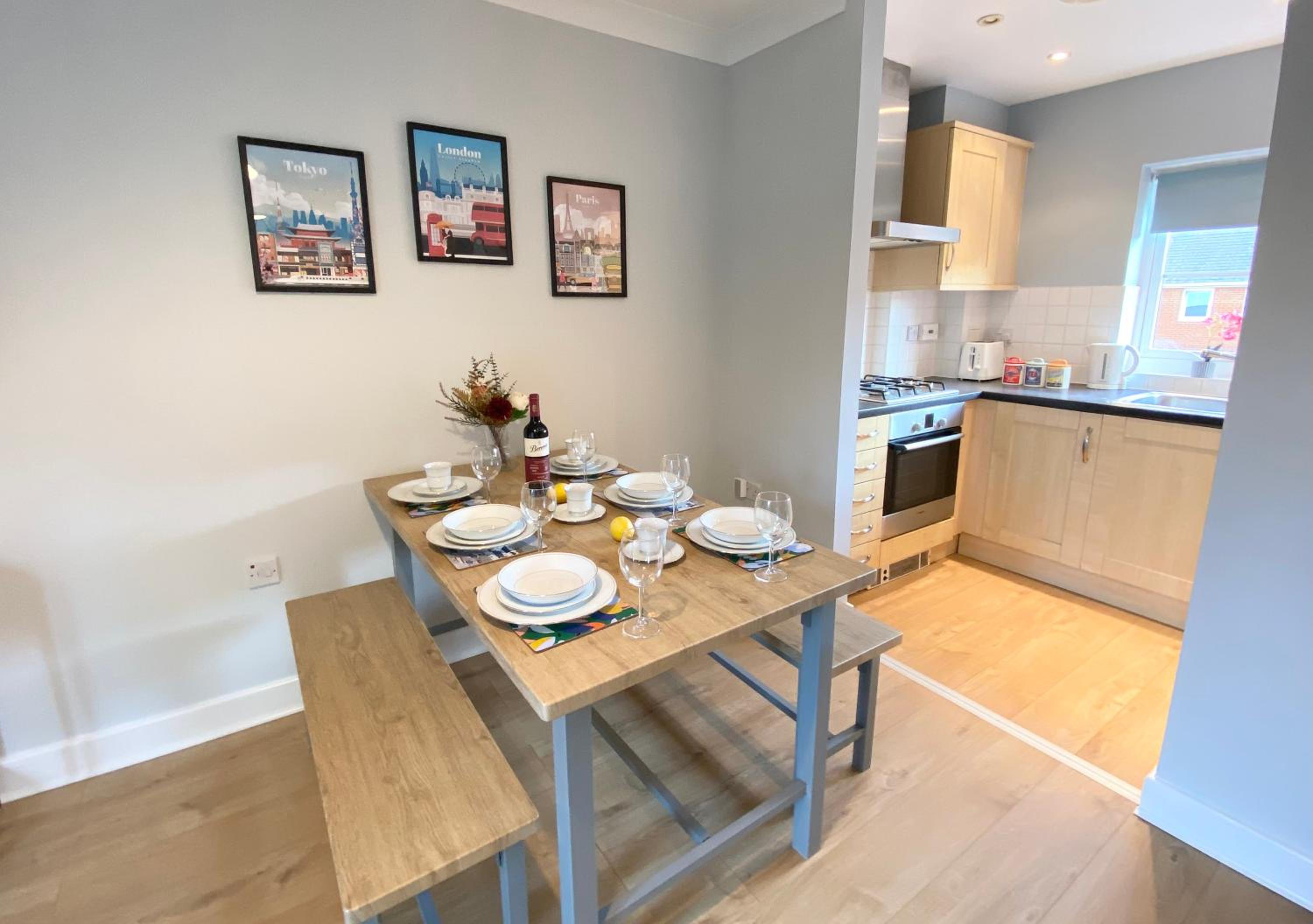 2 Bedroom Flat near Redhill train station, easy access to Gatwick & London view 3
