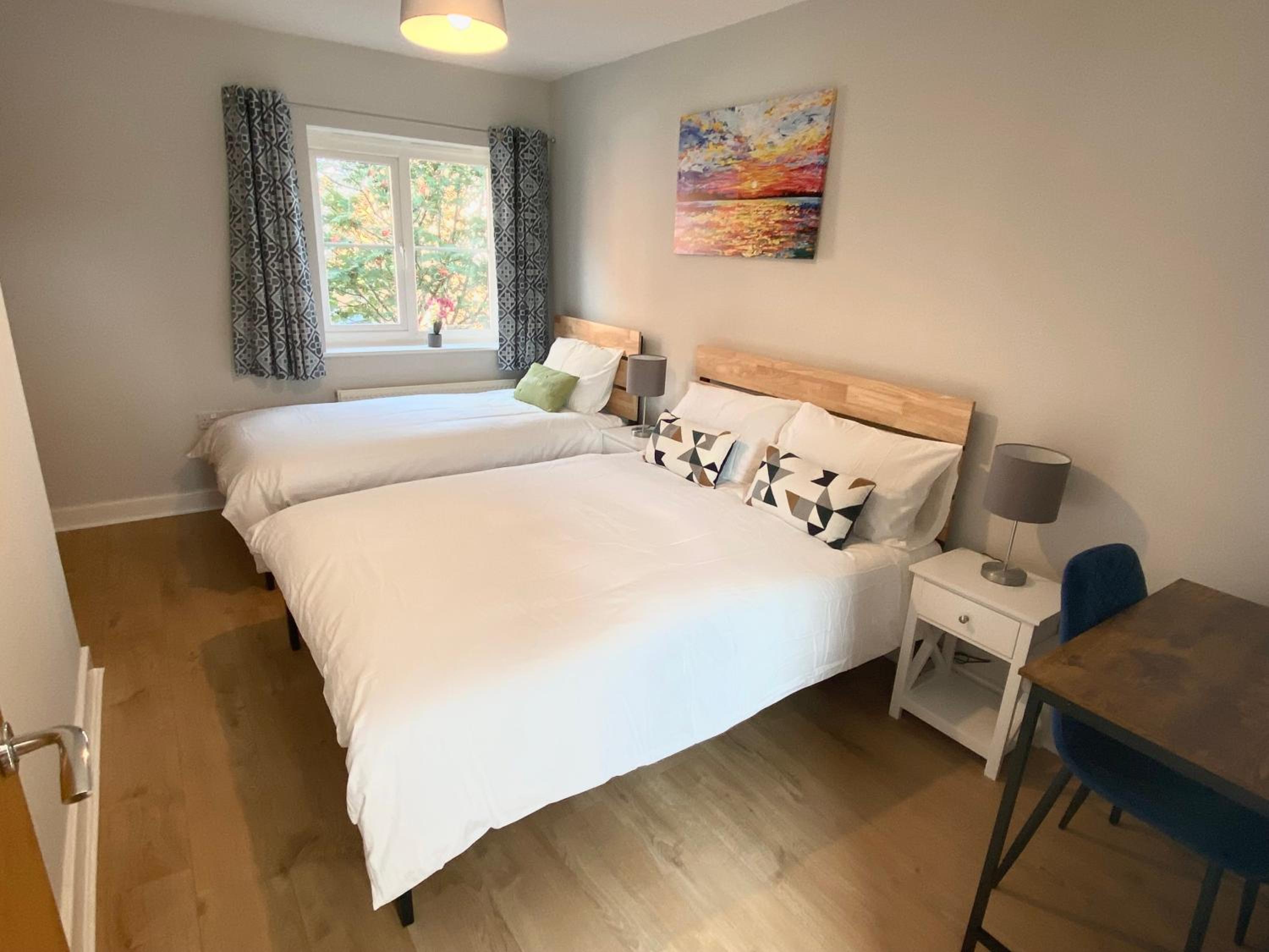 2 Bedroom Flat near Redhill train station, easy access to Gatwick & London view 4