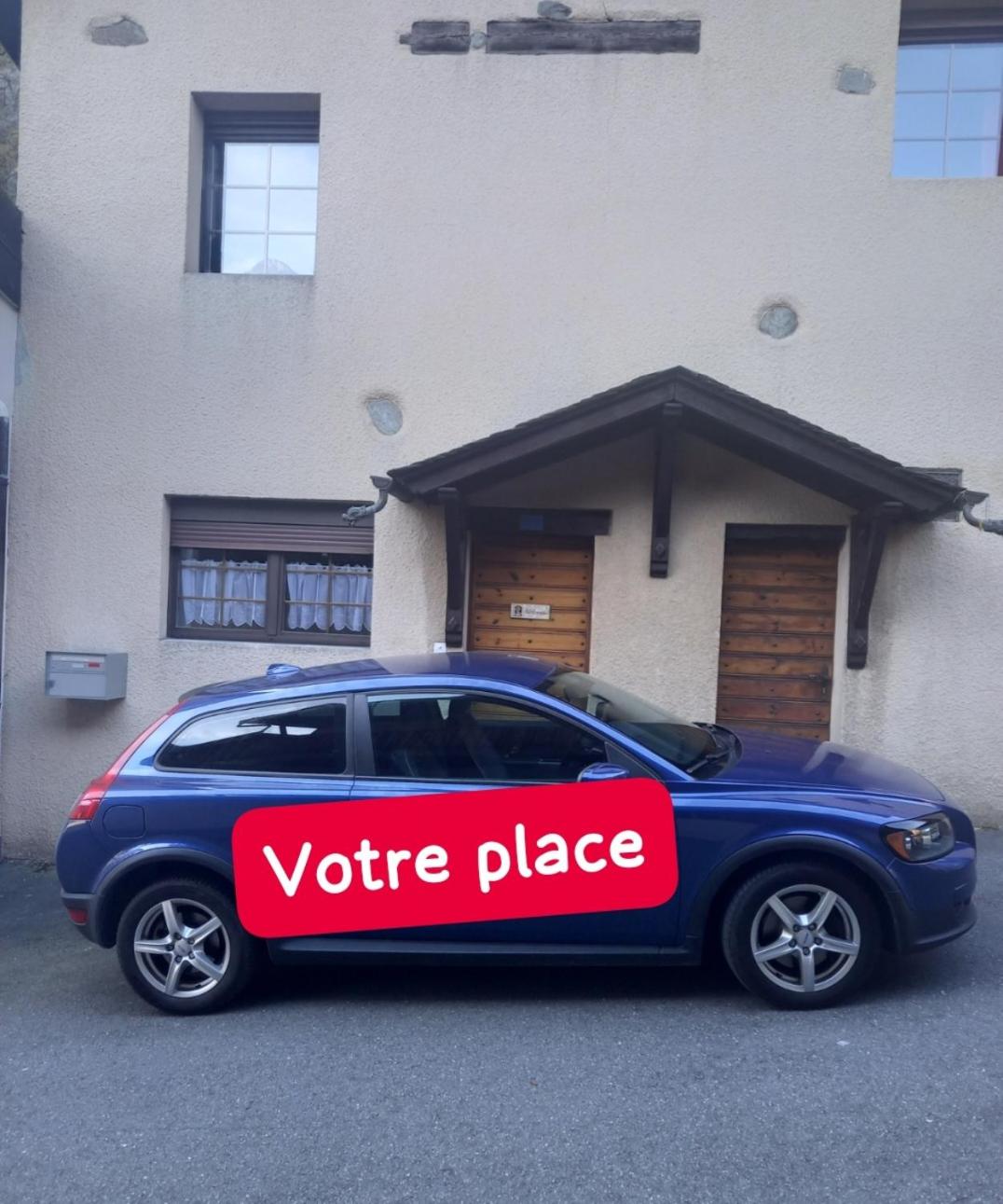 Au pied de la Tour