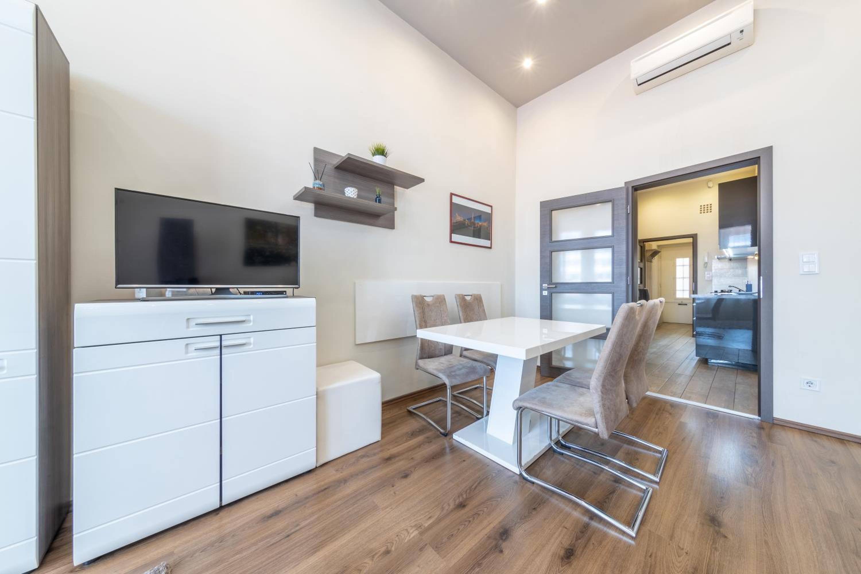 Eagle-eye downtown apartments by souperapartments