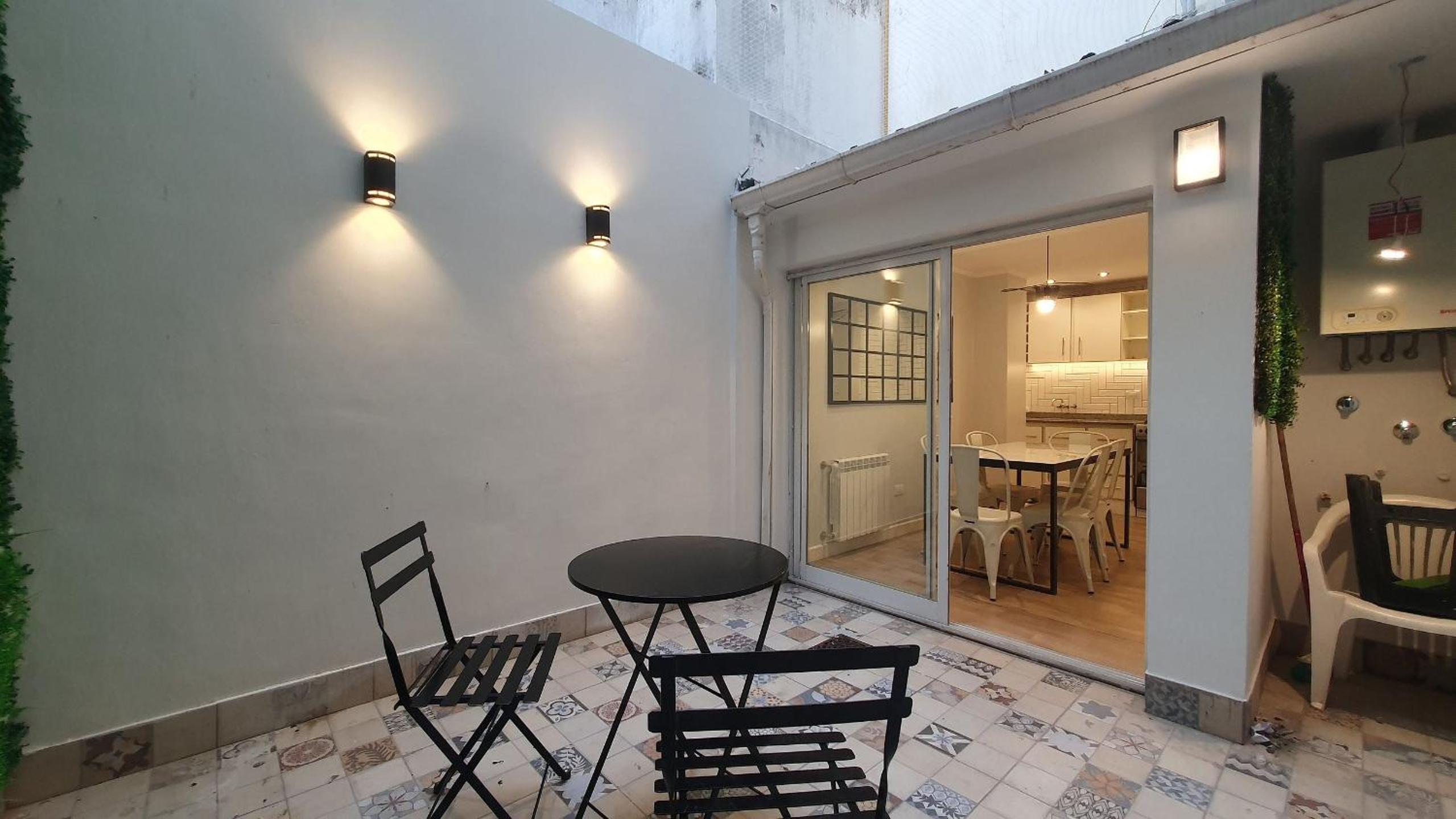 3 ambientes con patio frente a Plaza Colon