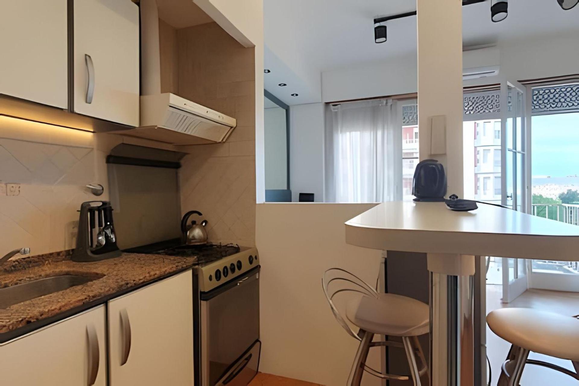 1 Ambiente con vista a plaza y mar con balcón