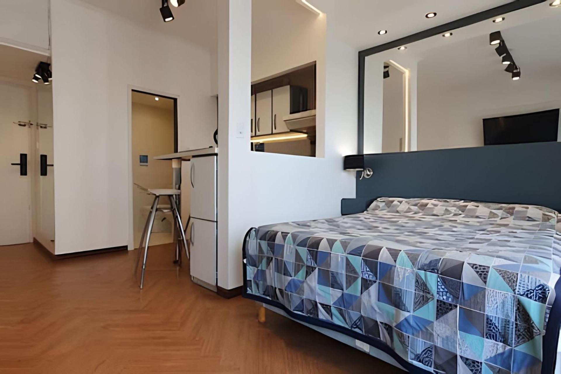 1 Ambiente con vista a plaza y mar con balcón