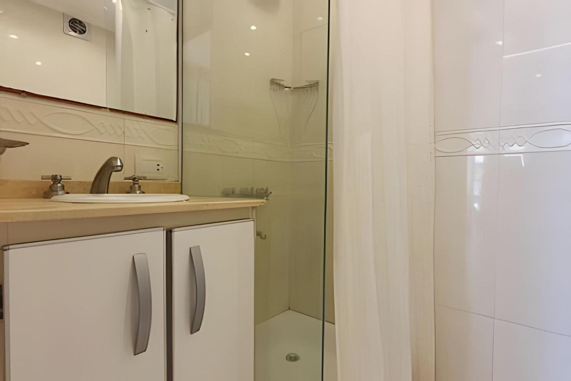 1 Ambiente con vista a plaza y mar con balcón