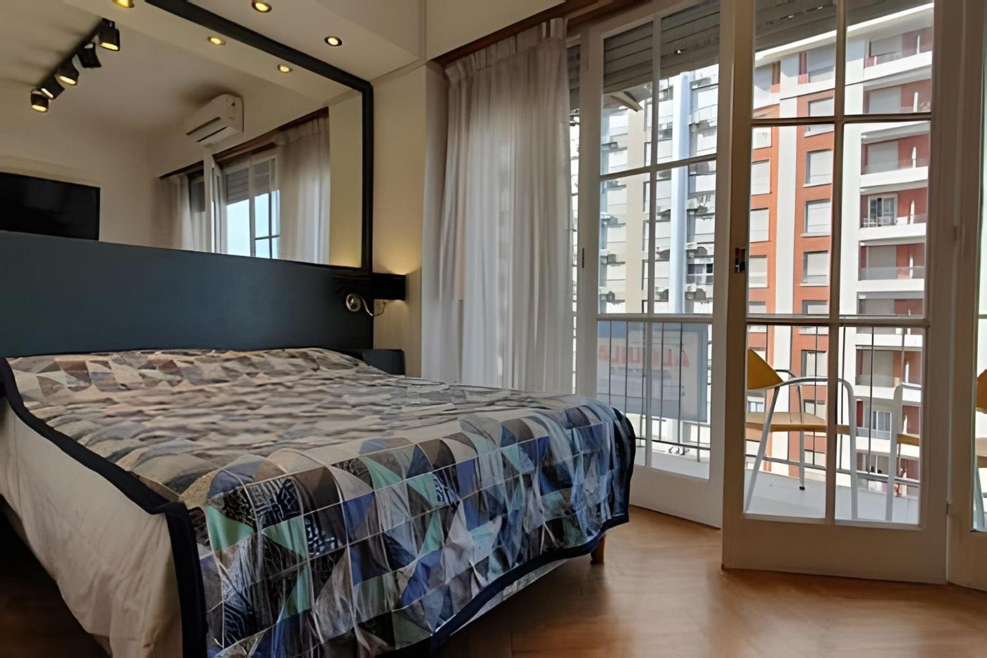 1 Ambiente con vista a plaza y mar con balcón