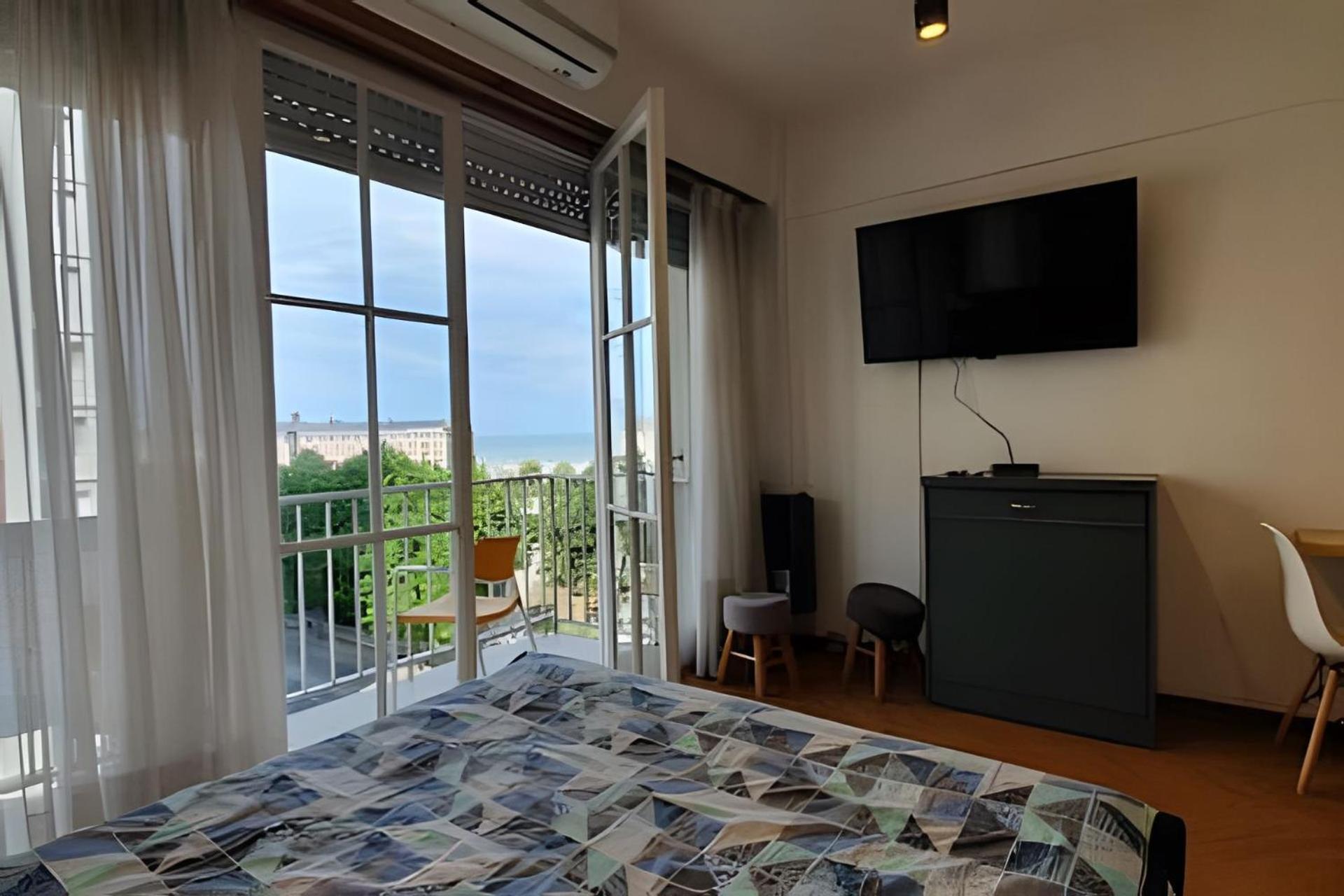 1 Ambiente con vista a plaza y mar con balcón