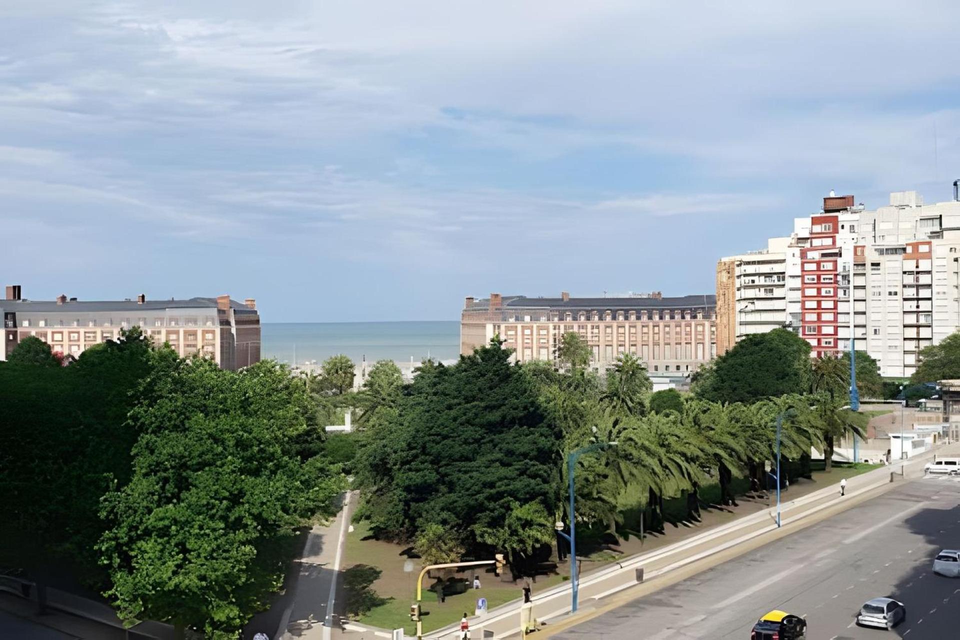 1 Ambiente con vista a plaza y mar con balcón