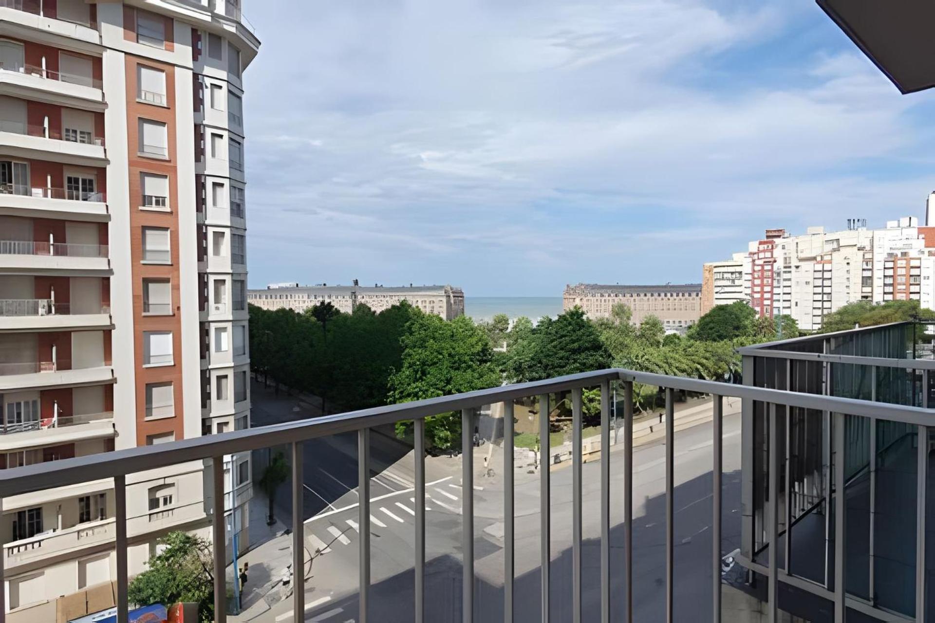 1 Ambiente con vista a plaza y mar con balcón