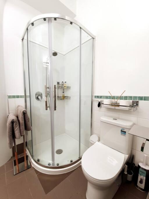 BRAND NEW! Modern amazing 1Bed - Princes Wharf view 4