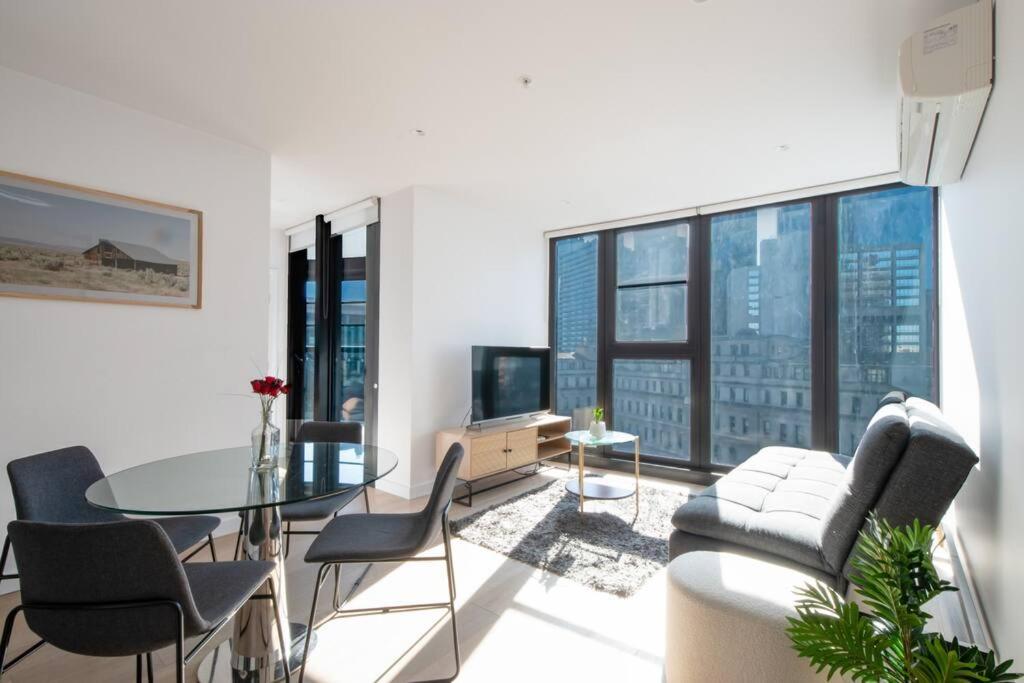 62D Fully Equipped 2BR Abnb Property, Perfect for a Local Experience in Melbourne with Free Parking
