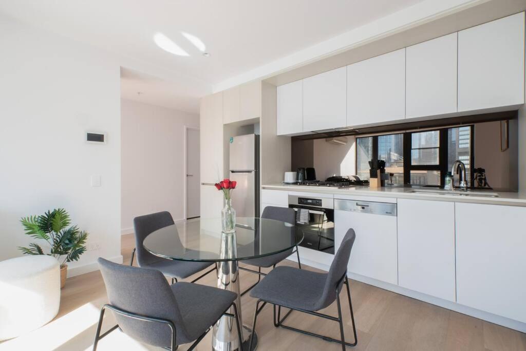 62D Fully Equipped 2BR Abnb Property, Perfect for a Local Experience in Melbourne with Free Parking