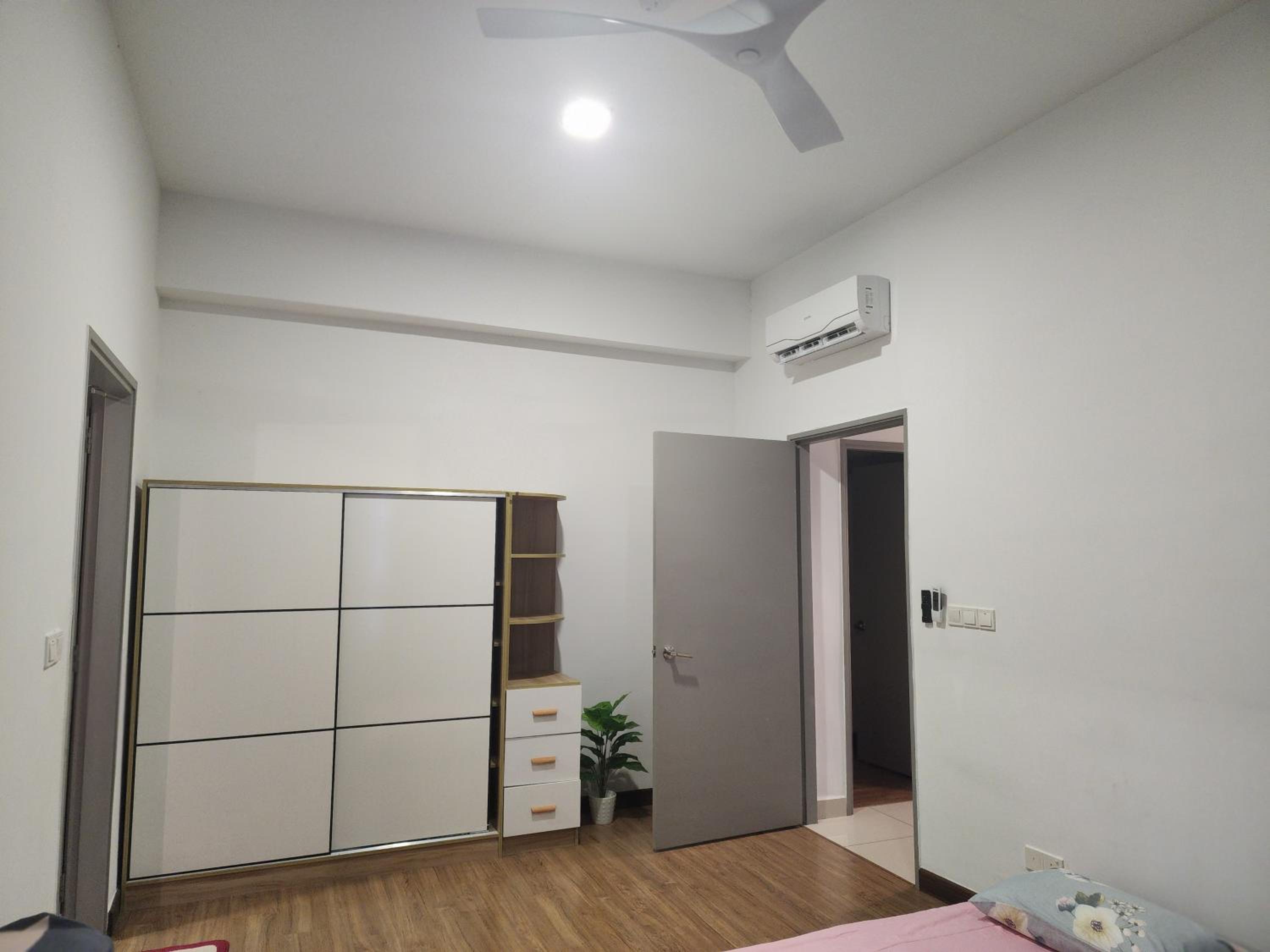 Astoria,4r3b,4kmtoklcc,1505sf,bigbalcony,newcondo,bathtub,nicefacilities