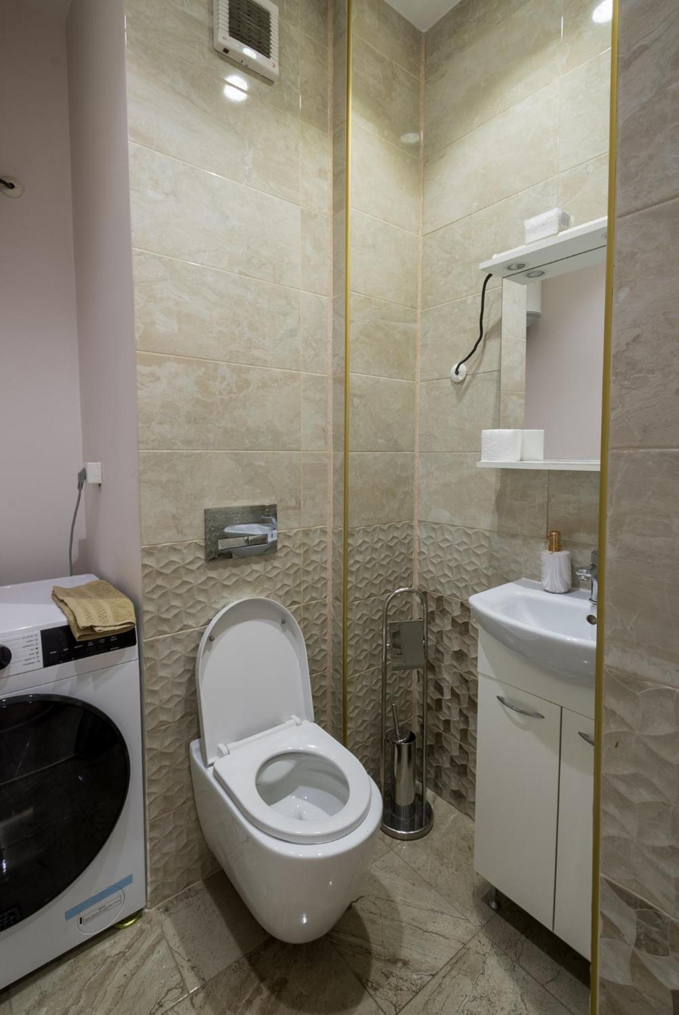 3BDR, Top Center Retreat, Sofia Heart, FREE Parking