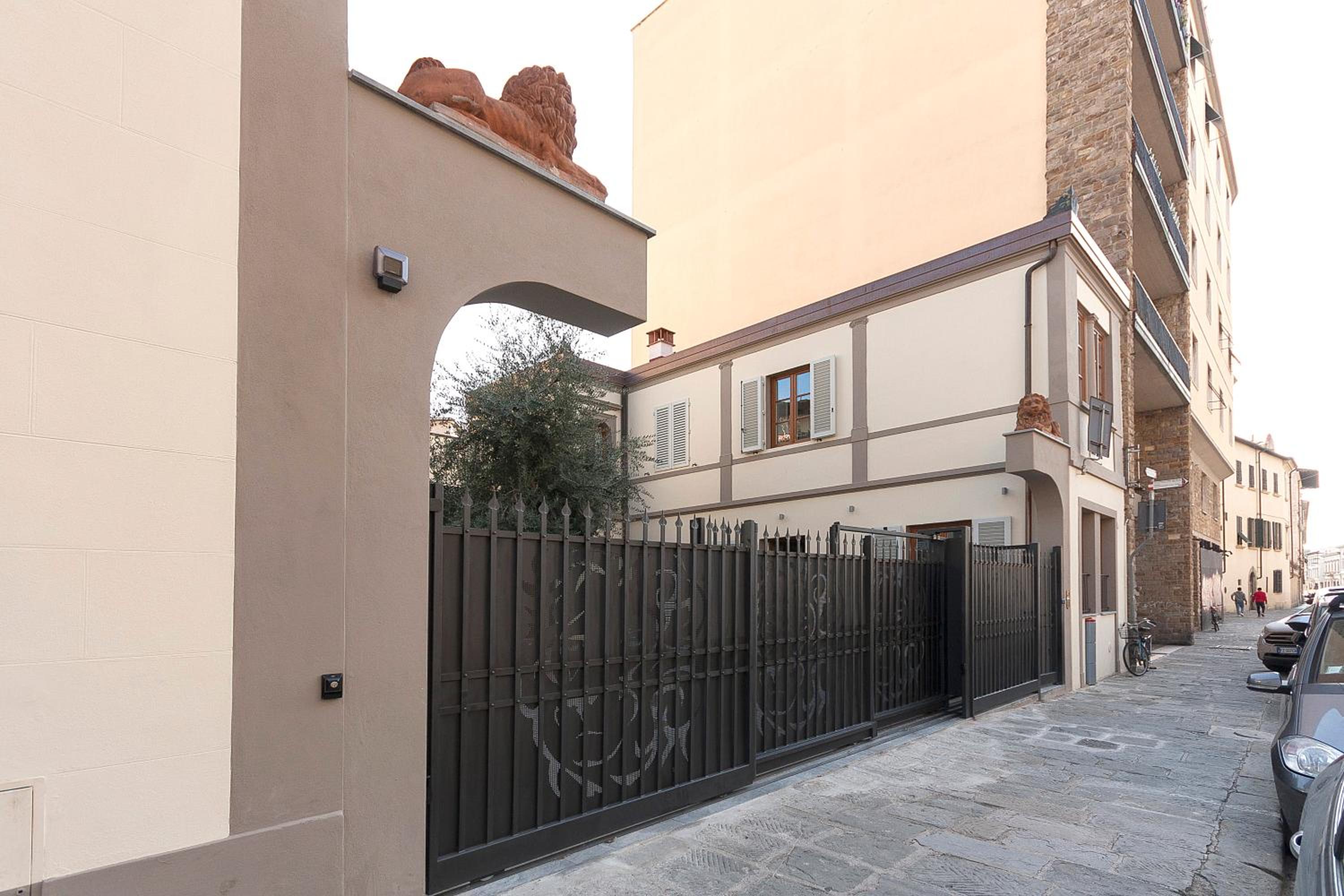 Bonnie - Clyde - Marvin Apartments by Mamo Florence