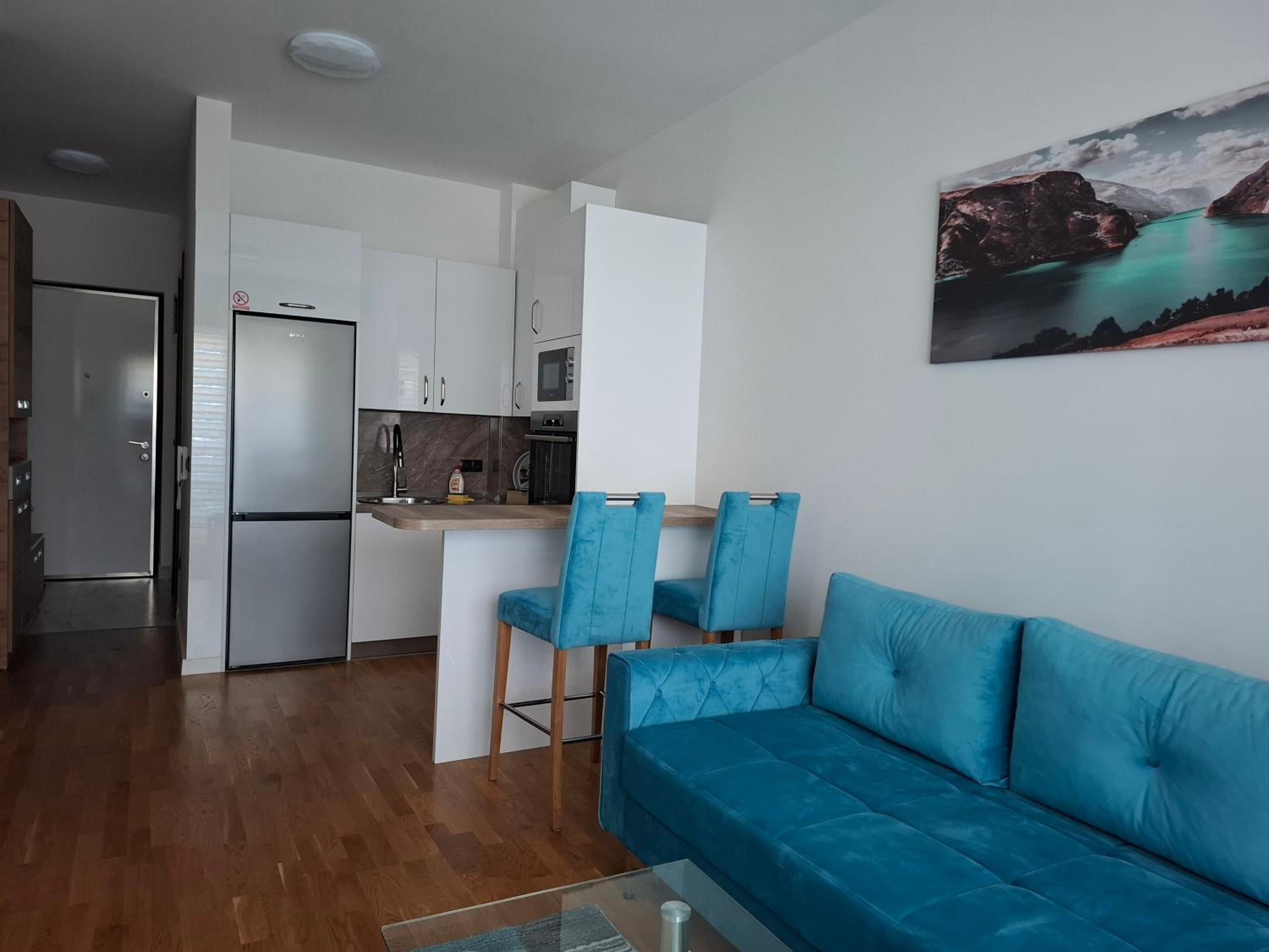 Blue Minimalist Bulevar